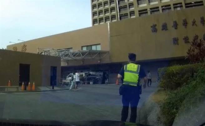 員警鳴笛開道送醫，讓原本約15分鐘的路程，縮短為5分鐘。（翻攝照片／崔正綱高雄傳真）