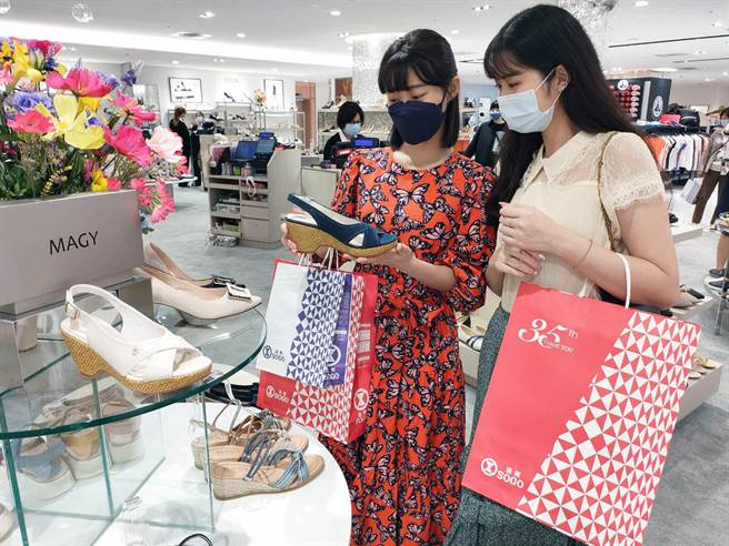 随边境解封，内需消费回温，民眾也恢復正常作息、外出消费，主计总处公布最新10月失业率续降至3.64％，就业情势逐渐稳定。(资料照)