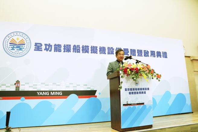高科大校長楊慶煜在旗津校區代表受贈，提到陽明海運董事長鄭貞茂在2020年參訪高科大時，允諾充實教學現場的設備，才有了今日的捐贈儀式。(國立高雄科技大學提供)