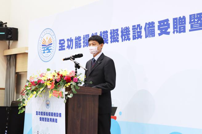 陽明海運技術長鄭正雄代表公司捐贈高科大Wärtsilä所生產的最新型航海模擬機(國立高雄科技大學提供)