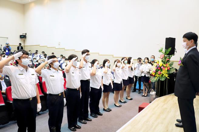 高科大特地安排航技系學生向捐贈企業致敬。(國立高雄科技大學提供)