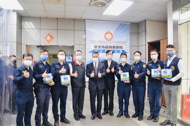 内政部长徐国勇前往中正一分局慰问警员。（图／警方提供）