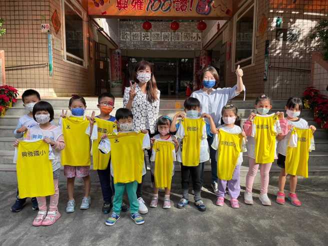 民进党台北市长议员许淑华(后排左)以中华民国迷你足球协会推广大使的身分，送球衣给小朋友。（取自许淑华脸书）