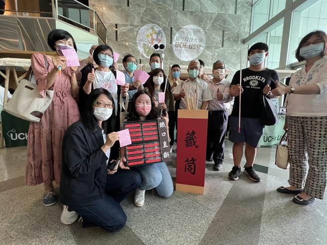 健行科大联合成果校方打造超大籤筒别具创意。(健行科大提供／吕筱蝉桃园传真)