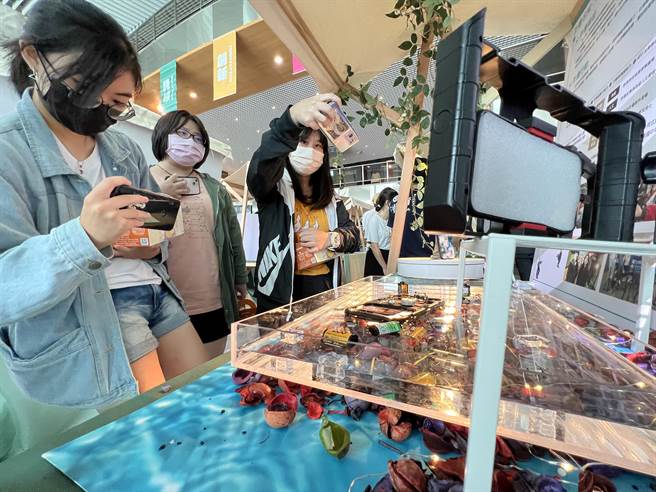 健行科大联合成果校方打造超大籤筒别具创意。(健行科大提供／吕筱蝉桃园传真)