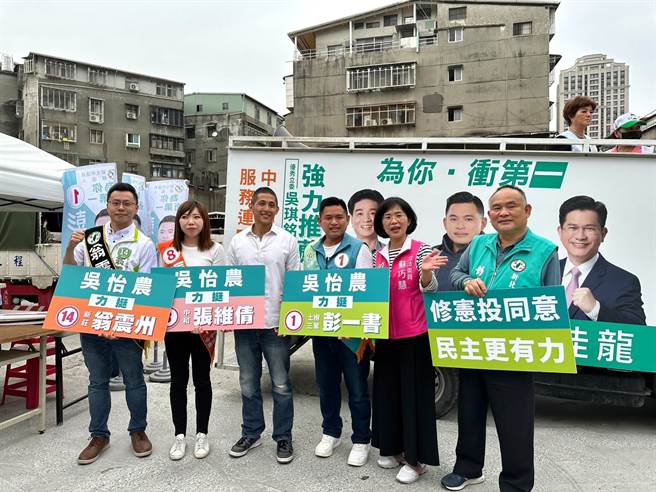 為了力拚18歲公民權修憲案，立法委員蘇巧慧今邀集壯闊台灣聯盟理事長吳怡農等人，橫跨新莊、土城、及中和接力車隊掃街宣傳，呼籲大家支持18歲公民權，盼衝出破千萬張修憲同意票。（圖／蘇巧慧服務處提供）