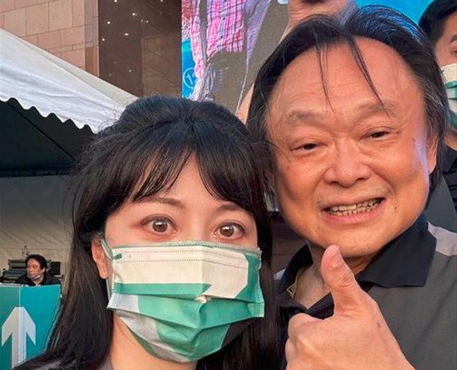 王世坚(右)与高嘉瑜(左)有颗年轻的心，能接地气与年轻人沟通。（图／取自高嘉瑜脸书）