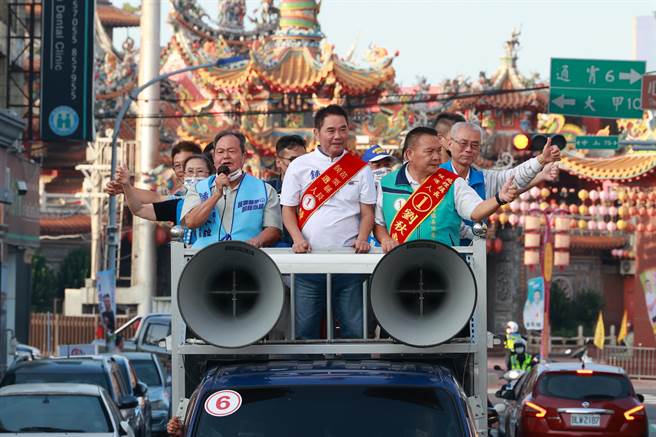 苗栗县长候选人锺东锦22日启动超大车队扫街拜票。（锺东锦竞总提供／谢明俊苗栗传真）