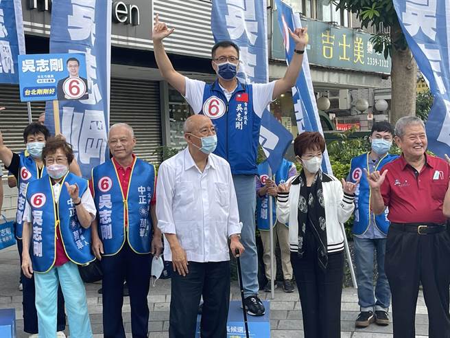 前国民党主席吴伯雄、洪秀柱难得露脸，为力拚连任的北市议员吴志刚站台。（洪秀柱办公室主任乔正中提供）