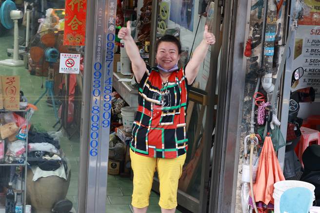 苗栗县长候选人锺东锦22日启动超大车队扫街拜票，沿街许多支持者出面欢迎力挺。（锺东锦竞总提供／谢明俊苗栗传真）