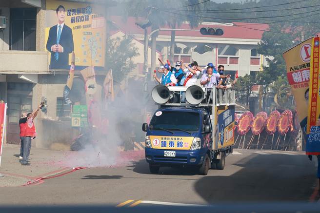 苗栗县长候选人锺东锦22日启动超大车队扫街拜票。（锺东锦竞总提供／谢明俊苗栗传真）