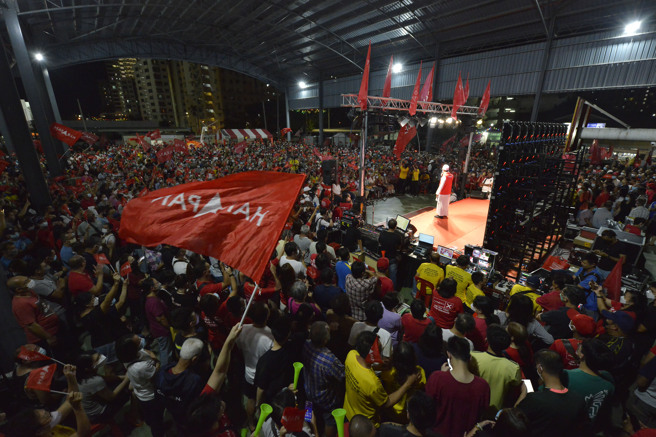 马来西亚19日举行大选，图为18日希望联盟的支持者在马来西亚槟城乔治市举行的最后一小时集会。
(图/美联社) 