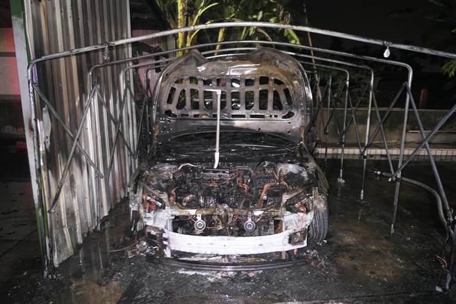 屏东新园乡25岁李姓男子停在住家门前的汽车，20日凌晨莫名起火，警方到场后发现案情不单纯，循线追查到林姓男子涉嫌纵火，全案持续调查中。（警方提供／谢佳潾屏东传真）