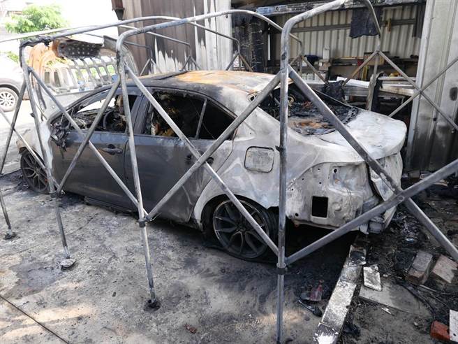 屏东新园乡25岁李姓男子停在住家门前的汽车，20日凌晨莫名起火，警方到场后发现案情不单纯，循线追查到林姓男子涉嫌纵火，全案持续调查中。（警方提供／谢佳潾屏东传真）