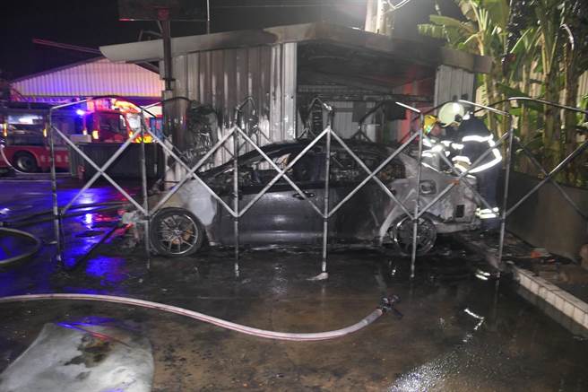 屏东新园乡25岁李姓男子停在住家门前的汽车，20日凌晨莫名起火，警方到场后发现案情不单纯，循线追查到林姓男子涉嫌纵火，全案持续调查中。（警方提供／谢佳潾屏东传真）