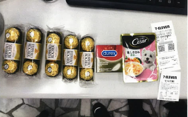 一名甜美女业务频收巧克力，让她心头小鹿乱撞，未料却惊见保险套，让她气得报警未料结局神展开。(叶庭欣翻摄)