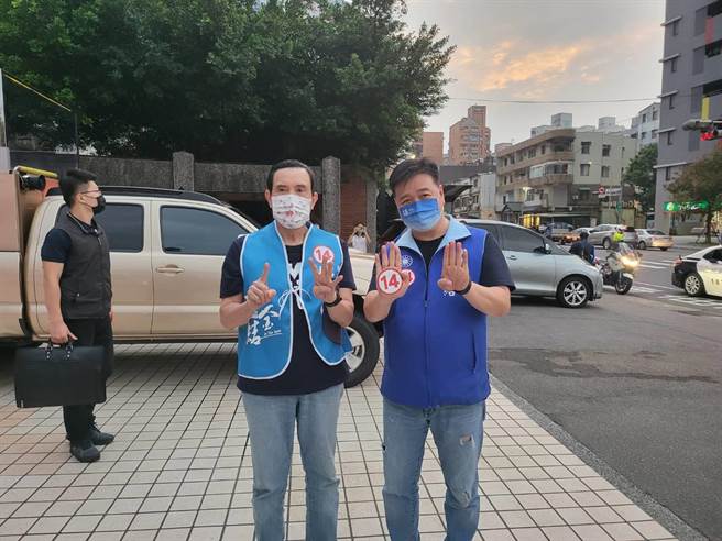 前总统马英九今下午陪同新北市议员林金结至三峡、树林地区车队扫街，呼吁选民出来投票。（图／林金结提供）