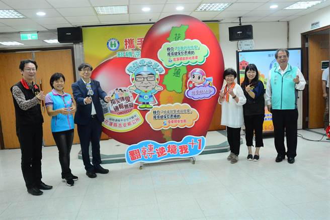 健保署署长李伯璋今到花莲，感谢县府社会处、卫生局、吉安乡长积极协助，解决弱势民眾、脱离积欠保费困窘。（王志伟摄）