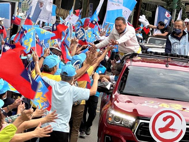 新北市长侯友宜今日前往三重、新店、汐止、树林等区扫街，吸引许多热情民眾。（侯友宜选举办公室提供）