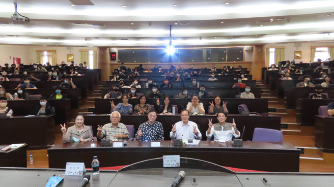 南華大學於日前舉辦【就業力學程-企業經營與人文講座】，邀請德微科技股份有限公司董事長張蒞校演講，以「我的創業與經營事業經驗」為題，分享從白手起家至創立德微科技股份有限公司之歷程。(照片/南華大學提供)

