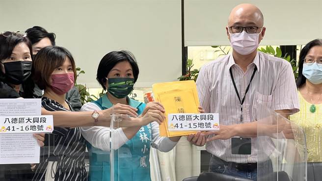 桃市府配合捷运要在八德区和强路到介寿路新辟道路，在议员吕林小凤居中协调下，市长郑文灿拍板决议採最小拆迁，路幅降至20公尺，避开大面积徵收土地。（吕林小凤提供／蔡依珍桃园传真）