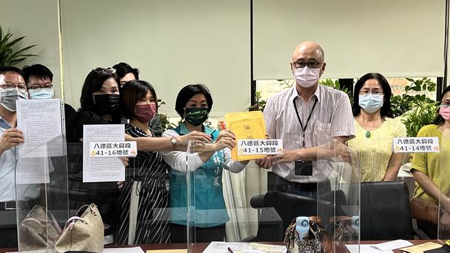 桃市府配合捷运要在八德区和强路到介寿路新辟道路，在议员吕林小凤居中协调下，市长郑文灿拍板决议採最小拆迁，路幅降至20公尺，避开大面积徵收土地。（吕林小凤提供／蔡依珍桃园传真）