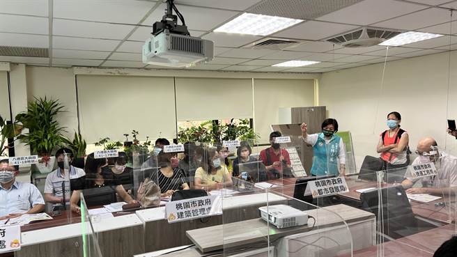 桃市府配合捷运要在八德区和强路到介寿路新辟道路，在议员吕林小凤居中协调下，市长郑文灿拍板决议採最小拆迁，路幅降至20公尺，避开大面积徵收土地。（吕林小凤提供／蔡依珍桃园传真）