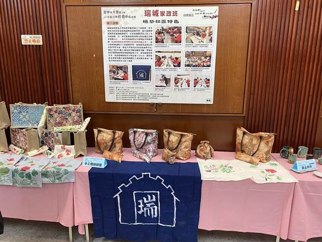 台中市大里区农会22日上午举办幸福农村暨绿色照顾计画成果展，展出作品包含绢印手作、陶艺作品、乾燥花等。相当丰富。（大里农会提供／潘虹恩台中传真）