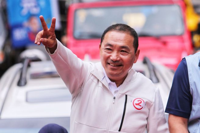 国民党新北市长候选人侯友宜22日在三重区车队扫街，在选前最后黄金周衝刺选情。（黄世麒摄）