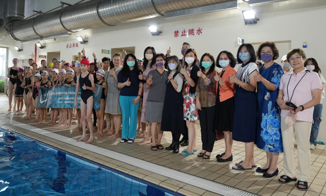 臺北市立中正高中于111年11月20日假日午后，在学校游泳池进行一场让全场来宾刮目相看与讚咏生命坚韧的水上芭蕾舞表演活动。(照片/中正高中提供)