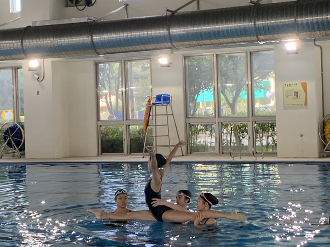 中正高中舞蹈资赋优异学生要与一群长期受辅导的唐氏症、自闭症、智能障碍等学童，一起在游泳池的水下舞台建立一种全新的实务演出。(照片/中正高中提供)