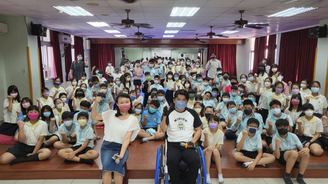 永康胜利国小-邀请生命斗士专题演讲，给予学生乐观态度面对人生。(照片/臺南市教育局提供)