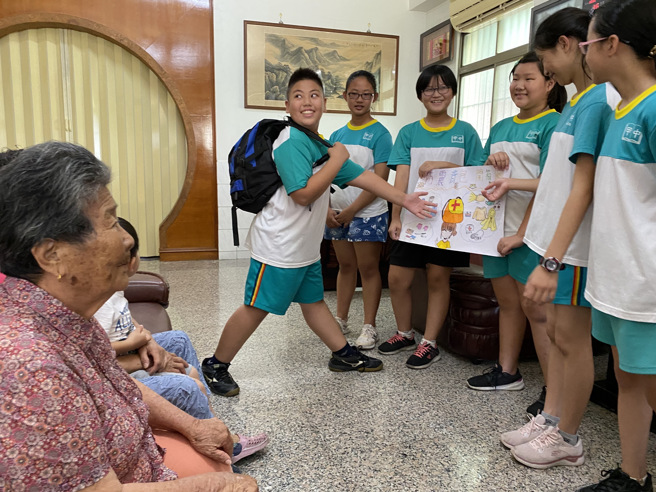 甲中国小-体验反思-防灾宣导进而反思老人家照顾。(照片/臺南市教育局提供)