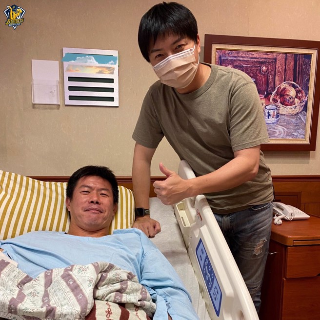 中信兄弟投手郑凯文（左）生涯第3度动刀清除手肘骨刺，总教练林威助到院探视子弟兵。（中信兄弟提供）