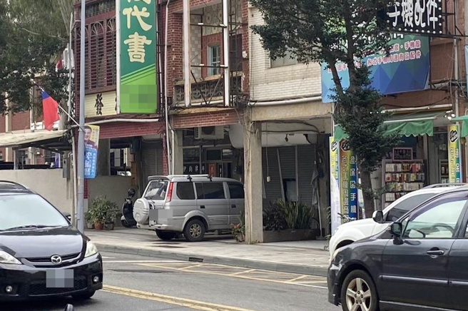 金門金城鎮民生路今(22)日發生一起車禍意外，車主肇事下車查探忘拉手煞車，導致車輛繼續滑行穿越馬路撞毀民宅鐵捲門(圖／民眾提供)