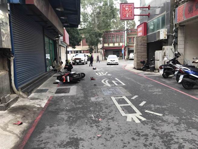 林姓女子所駕駛之自小客貨車由民生路45巷內直行往民生路方向行駛，先與對向范姓男子騎乘普重機車發生碰撞(圖／警方提供)