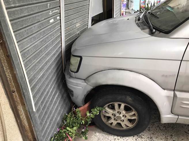 林女急於下車查看對方，卻忘了將手煞車拉起且車輛僅排入N檔，導致車輛繼續滑行穿越馬路撞毀民宅鐵捲門才停止(圖／警方提供)