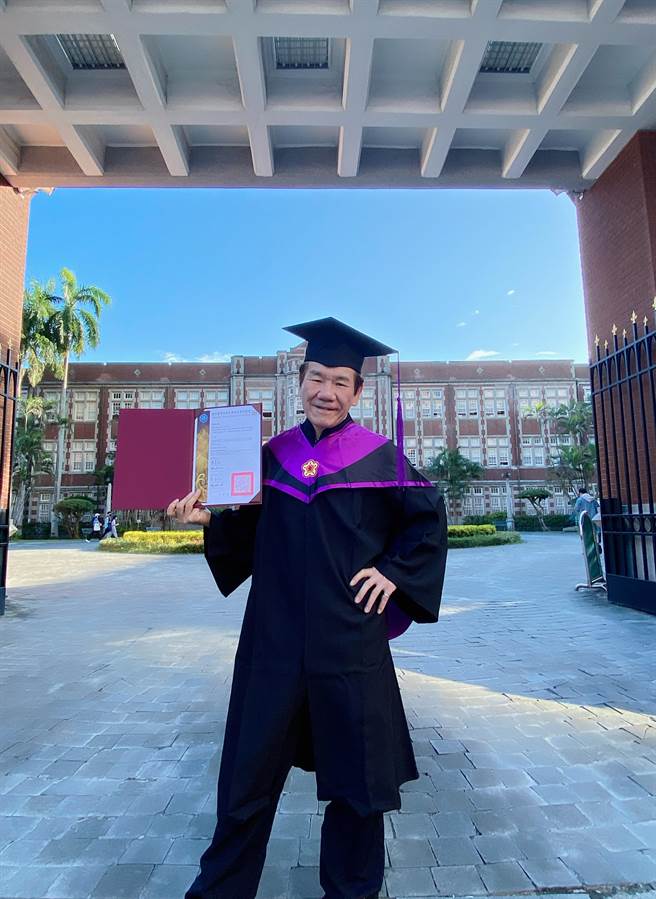 趙傳喜穿畢業服逛校園狂拍照留念。（旋風音樂提供）