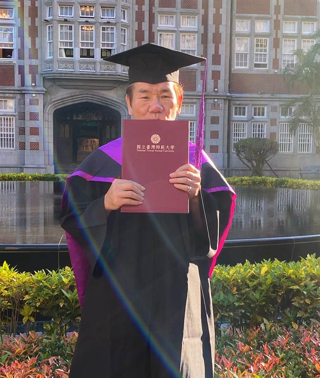 趙傳再穿畢業服喜迎人生里程碑。（旋風音樂提供）