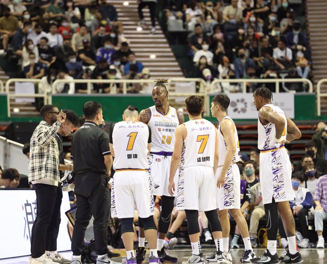 霍华德今天开直播力挺自家队友。(桃园永丰云豹提供)