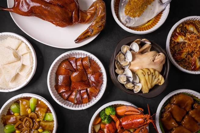 九华楼外带6人份年菜套餐有片皮鸭、龙虾、鲍鱼、鲳鱼等7道料里。(图／九华楼提供)