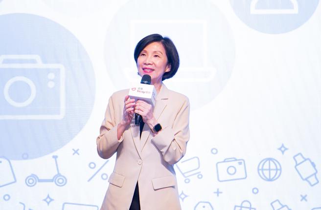 遠時數位科技董事長井琪表示，遠傳friDay購物獨家推出「再轉轉」、「網紅看盤」兩大網購服務，開啟電商新契機。（遠傳提供）