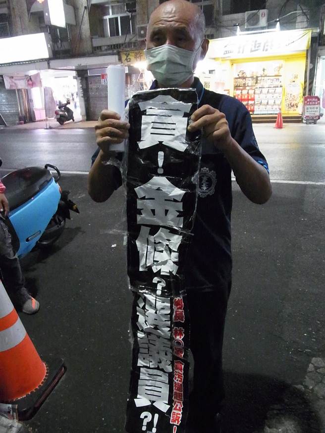 云林县口湖乡「清廉反贪联盟」看板被拆，联盟李姓成员报警处理。（张朝欣摄）