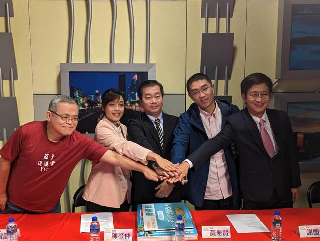 基隆市选委会22日晚间举办第二次公办政见发表会，五位市长候选人群聚一堂，向市民说明自己的政见。左起为曾国民、陈薇仲、黄希贤、谢国梁、蔡适应。（张志康摄）