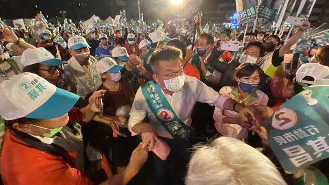 台中市长候选人蔡其昌「翻转中台湾、团结大胜利」山线大团结造势晚会22日登场，蔡其昌在上万名支持者簇拥下进入会场。（陈淑芬摄）