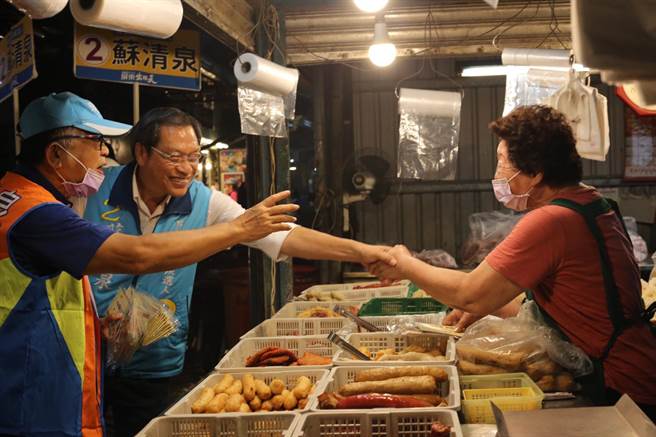 九合一选举倒数4天，国民党籍屏东县长候选人苏清泉到和生市场拜票，与民眾握手搏感情，盼争取更多支持。（苏清泉团队提供／谢佳潾屏东传真）