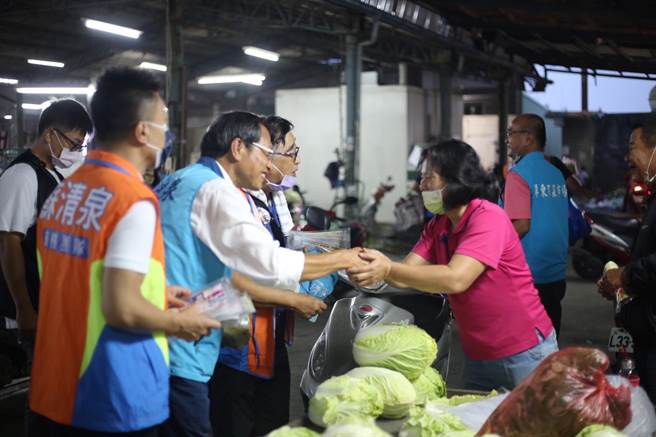 九合一选举倒数4天，国民党籍屏东县长候选人苏清泉到和生市场拜票，与民眾握手搏感情，盼争取更多支持。（苏清泉团队提供／谢佳潾屏东传真）
