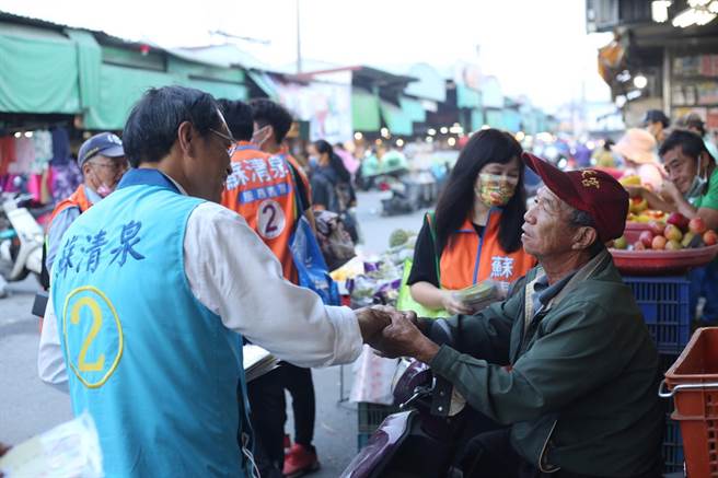 九合一选举倒数4天，国民党籍屏东县长候选人苏清泉到和生市场拜票，与民眾握手搏感情，盼争取更多支持。（苏清泉团队提供／谢佳潾屏东传真）