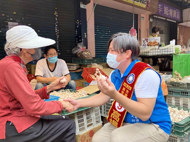 新人初次参选陷入苦战，但高扬凯不以为苦，牢牢把握最后黄金时间，积极向乡亲恳托、拜票。（高扬凯竞办提供／游念育台北传真）