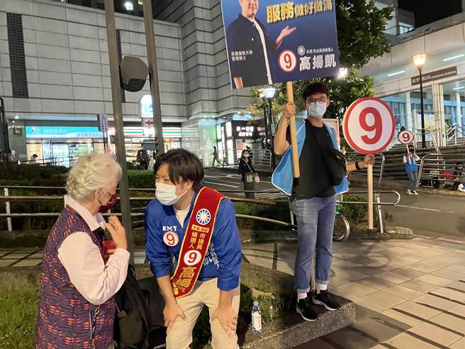 高扬凯说，傍晚时分，他更站上肥皂箱，街讲从政理念与政见「牛肉」。（高扬凯竞办提供／游念育台北传真）